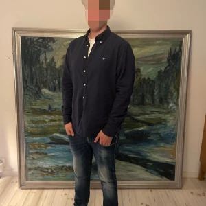 Marinblå Morris skjorta - Säljer nu min marinblåa Morris skjorta👔                                                              Storlek: L (Igentligen XL men sitter som L), Skick: 10/10, Nypris: 1399kr, Mitt pris: 599kr, Skriv vid minsta fråga, Fraktar alltid inom 48h efter köp📦