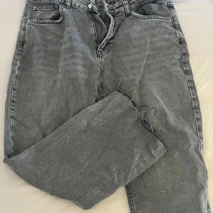 Grå jeans - har klippt av dom längst ner så dom är för kort för mig nu. inga defekter vad jag sett eller vet om. 
