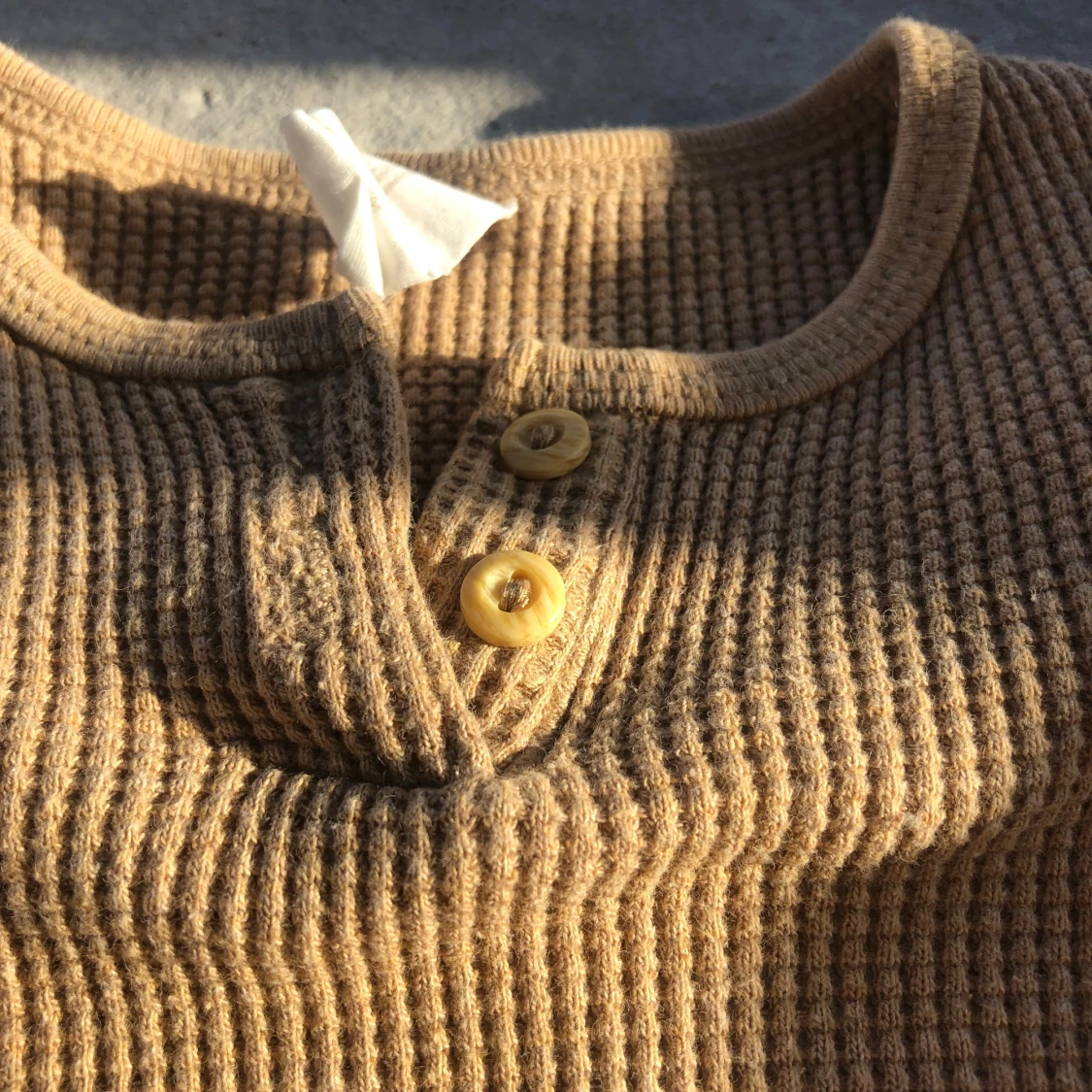 Beige ribbad långärmad tröja med knappar - 1