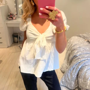 Blus med rosett  - såå söt blus som är använd ca 2 ggr, använd gärna köp nu för smidig affär 💕