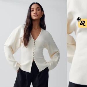 Vit tröja med knappar - Vit tröja från Gina i storlek Xs, använd bara 2 gånger