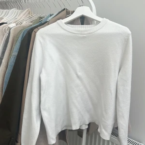 Stickad topp - Vit stickad tröja från vila från märker object 