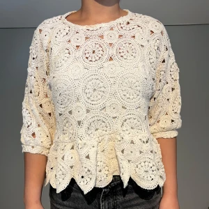 Vit virkad blus med volang - Säljer en vit virkad blus från Zara, tyvärr en liten fläck på kragen. 