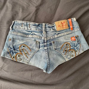 Blå jeansshorts - Jag säljer dem för att dem är lite för tighta på mig. Väldigt snygga lågmidjade jeans shorts. 