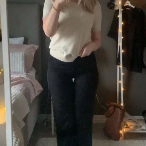 Svarta vida byxor från Madlady - Säljer ett par svarta byxor från Madlady i storlek EU38 längd 32 med raka, vida ben och normal passform. Byxorna har klassisk look med dragkedja och knapp framtill. Perfekta till många olika outfits. Lite noppriga (sista bilden) men otroligt mjuka och bra kvalitet!