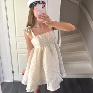 Söt klänning  - Superfin klänning från lojsan Wallins kollektion med NAKD🤍aldrig använd och har prislappen kvar🌸 passar både S/M