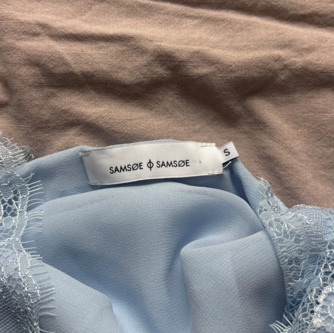 Ljusblå topp med spets från Samsøe Samsøe - 3