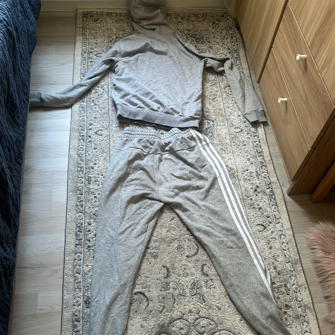 Grå hoodie från Adidas och byxor - 1