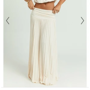 Lioness maxikjol - Säljer Lioness field of dreams maxikjol i färgen cream då den är för lång för mig och det är för dyrt att frakta tillbaka den. Storlek M men passar 36/38. Slutsåld i nästan alla storlekar. Helt ny med lappar kvar. Pris kan diskuteras vid snabb affär!