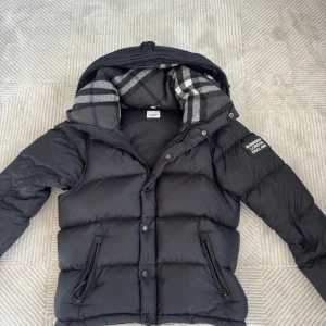 Burburret väst/jacka - Säljer min burburrey jacka som man kan andvända som väst. Säljer för den börjar bli för liten för mig 