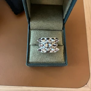 Ring med nitar  - Cool silverring från edblad med nitar. Superbra skick och bara använd ett fåtal gånger! Ca 17,5 mm 