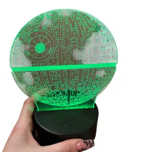 Star Wars Death Star 3D LED-lampa - Säljer en cool 3D LED-lampa formad som Death Star från Star Wars. Lampan har en rund, genomskinlig akrylskiva med graverat mönster och lyser i olika färger, bland annat Blå och lila. Basen är svart och har touchknapp för att byta färg. Laddare medföljer ej