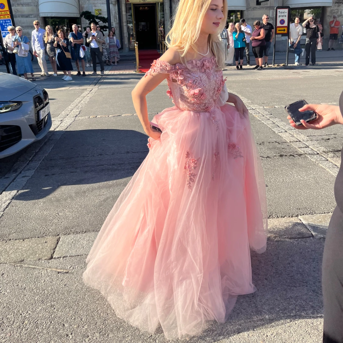 Rosa balklänning med blommiga detaljer - 2