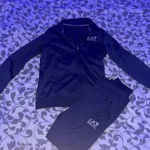 Märkes-kläder. - Säljer alla dessa märkeskläder tillsammans för ett sjukt bra pris. Inget är sönder på kläderna, dem är i bra skick🤗. Ea7 dressen=storlek 150, Nike dressen= 147-158, Northface jackan= 152, Nike tech= 147-158, Hugo boss=160-164. Tveka inte på att skriva vid frågor, dessa kläder är perfekta presenten till brushan eller sonen. Allting är äkta såklart😁 Mvh Leon🤗