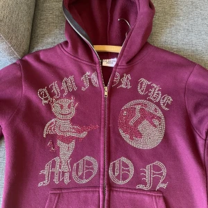 Rhinestone Hoodies -  Aim For The Moon Röd(S): 400kr