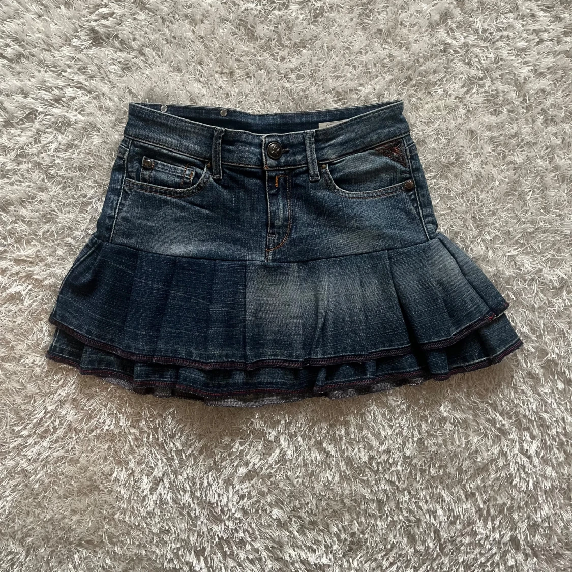 Mörkblå volangkjol i jeans - 1