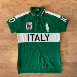 Ralph Lauren Italy Polo / Pike - !skicka bud för snabb affär! Tvär fet Ralph lauren Italy pike, storlek S i bra skick men behövs tvättas. Sådd på chief keef 💯galet sällsynt, skriv om ni undrar någonting 📲