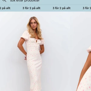 Ginas klänning  - Klänningen är helt nya o prislappen sitter kvar säljer för 300kr🥰🥰 Ordinarie priset är 500kr!