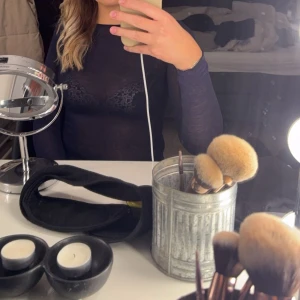 Mörkblå meshtröja med spetsdetaljer - Säljer en mörkblå från intimissimi, tight meshtröja med långa ärmar. 