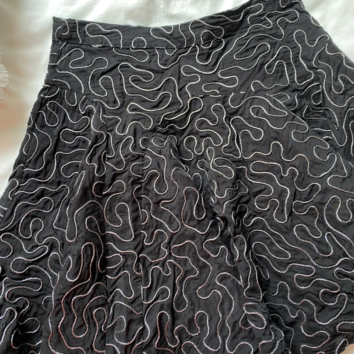 Svart kjol med vitt mönster från H&M - 1