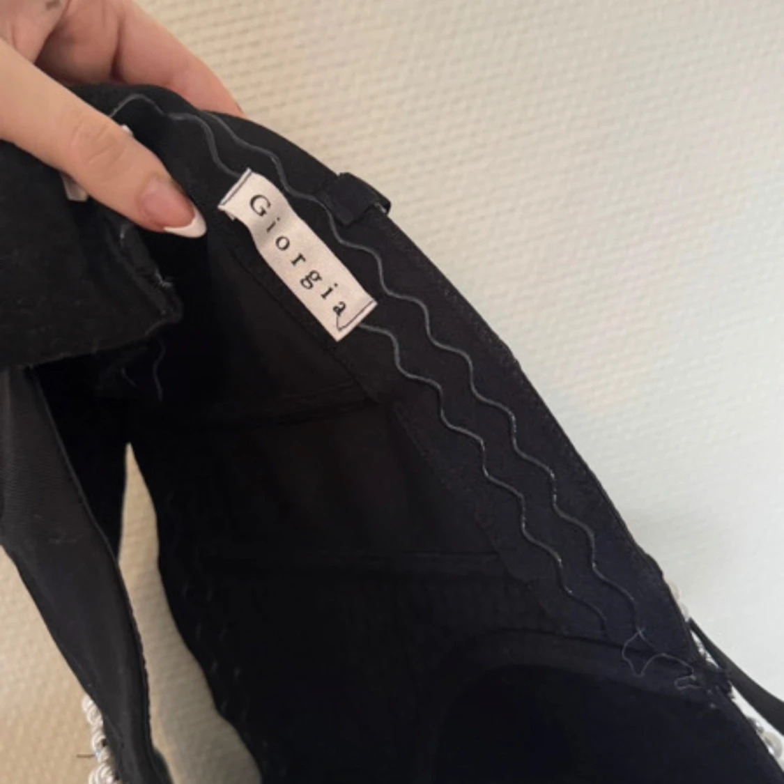 Svart korsettopp med pärlor från Georgia - 3