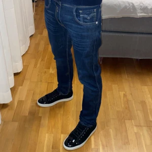 Replay anbass jeans - Tjena säljer dessa mörkblåa replay anbass jeans i storlek 30/32 i modellen slim fit. Skicket är 9/10, de har inga defekter eller skador. Jag på bilden är 176 och väger 62kg och de passar perfekt. Tveka inte att höra av dig om du har några frågor!