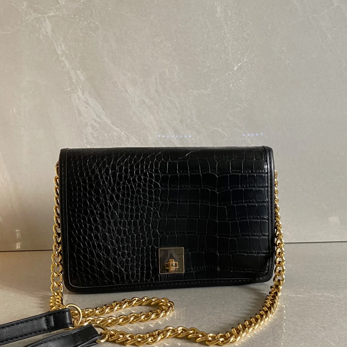 Svart axelväska med kedja - 1