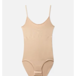 Beige bodysuit med smala axelband från Primark - Säljer en beige bodysuit från Primark med smala axelband och rundad halsringning. Bodysuiten är i mjukt material och har en enkel, stilren design som passar till många olika outfits. I storlek M!