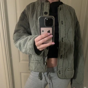 Olivgrön quiltad jacka - Säljer denna snygga olivgröna jackan från zara med både knappar och dragkedja framtill. Snygg jacka som passar många outfits. Perfekt nu till våren. Vid eventuella frågor är det bara att höra av det. Super bra skick. Nypris 859🥰