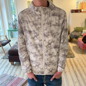 Gråvit camo windbreaker - Riktigt snygg och unik windbreaker! Har knappt används. Storlek S passar S-M. Pris kan diskuteras!