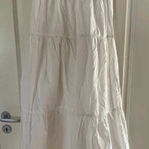 Vit långkjol från Gina Tricot - Säljer en vit långkjol från Gina Tricot. Den har använts fåtal gånger förra sommaren men är fortfarande i mycket bra skick. Kjolen finns inte kvar på deras sida. 💕