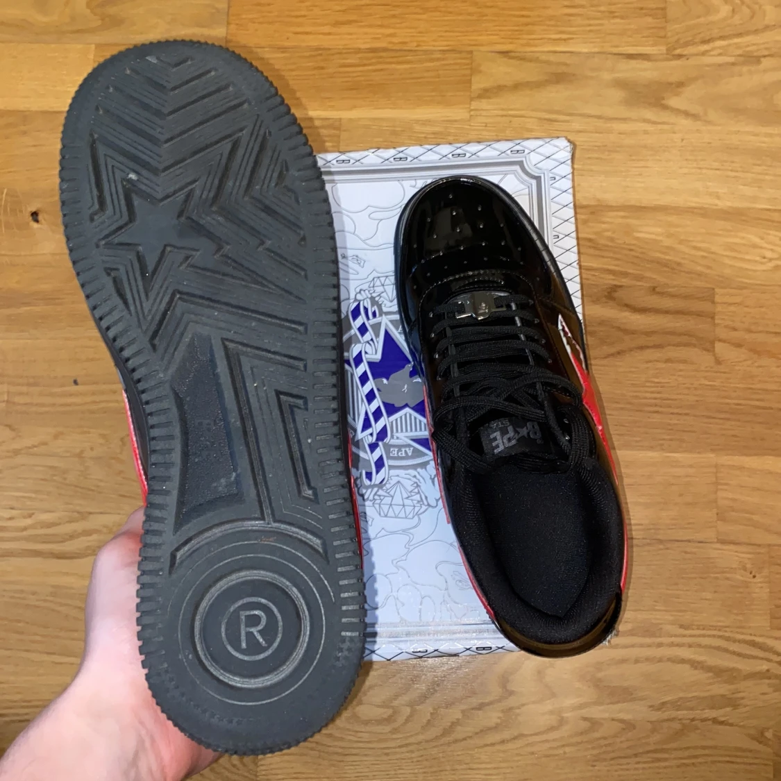 Svarta BAPE sneakers med röd stjärna och hajdetalj - 4