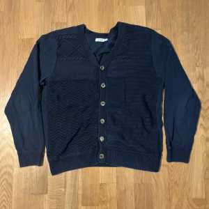 J. Lindeberg Cardigan  - En riktigt snygg och unik cardigan från J. Lindeberg. Tröjan är i gott skick.