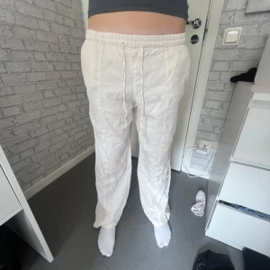 Vita linnebyxor med resårmidja - As nice baggy linnebyxor som sitter lågmidjat, tjejen på bilden är 175