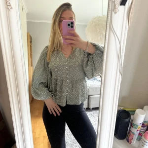 Blus med volang  - Säljer en super fin blus! Den är grön prickig och super skön! Perfekt till våren eller en sommarkväll💕