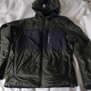 Sail racing - Storlek Large (L) fast passar Medium (M) lika bra. Inte ny! Fast i jättebra och jättefint skick! Dessutom tvättad och redo för dig 💯