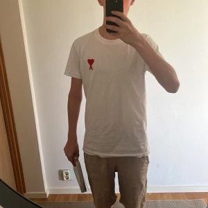 Ami Paris T-shirt  - Bra skick nästan nytt använd en gång