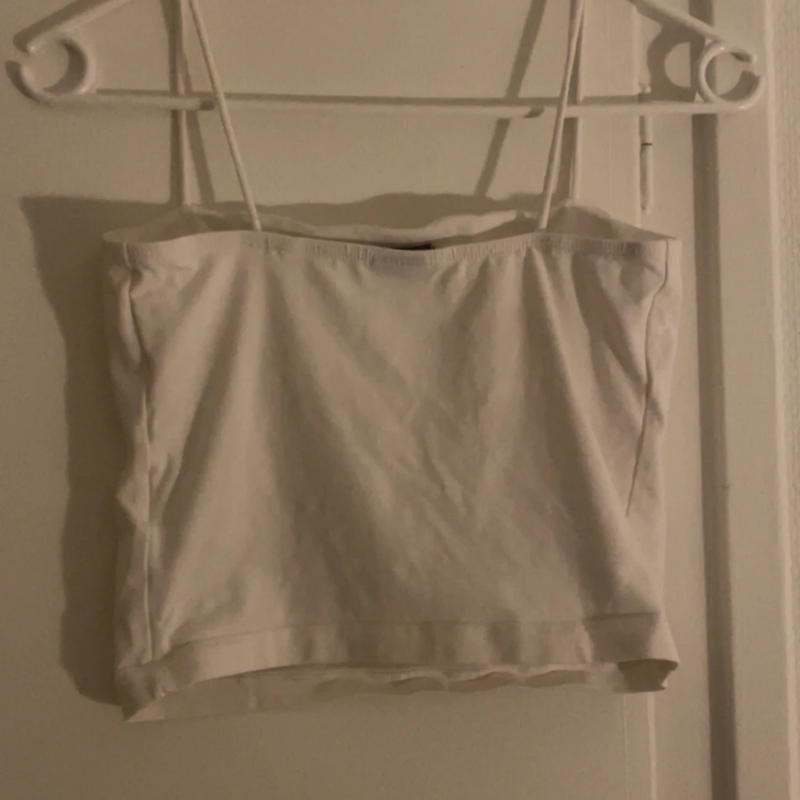 Vit tubtopp med spaghetti straps - 1