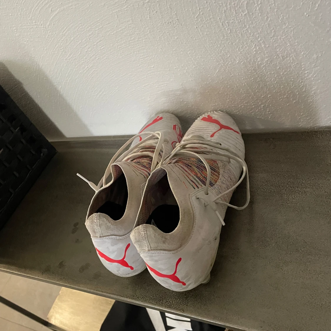 Vita Puma Future fotbollsskor med röda detaljer - 2