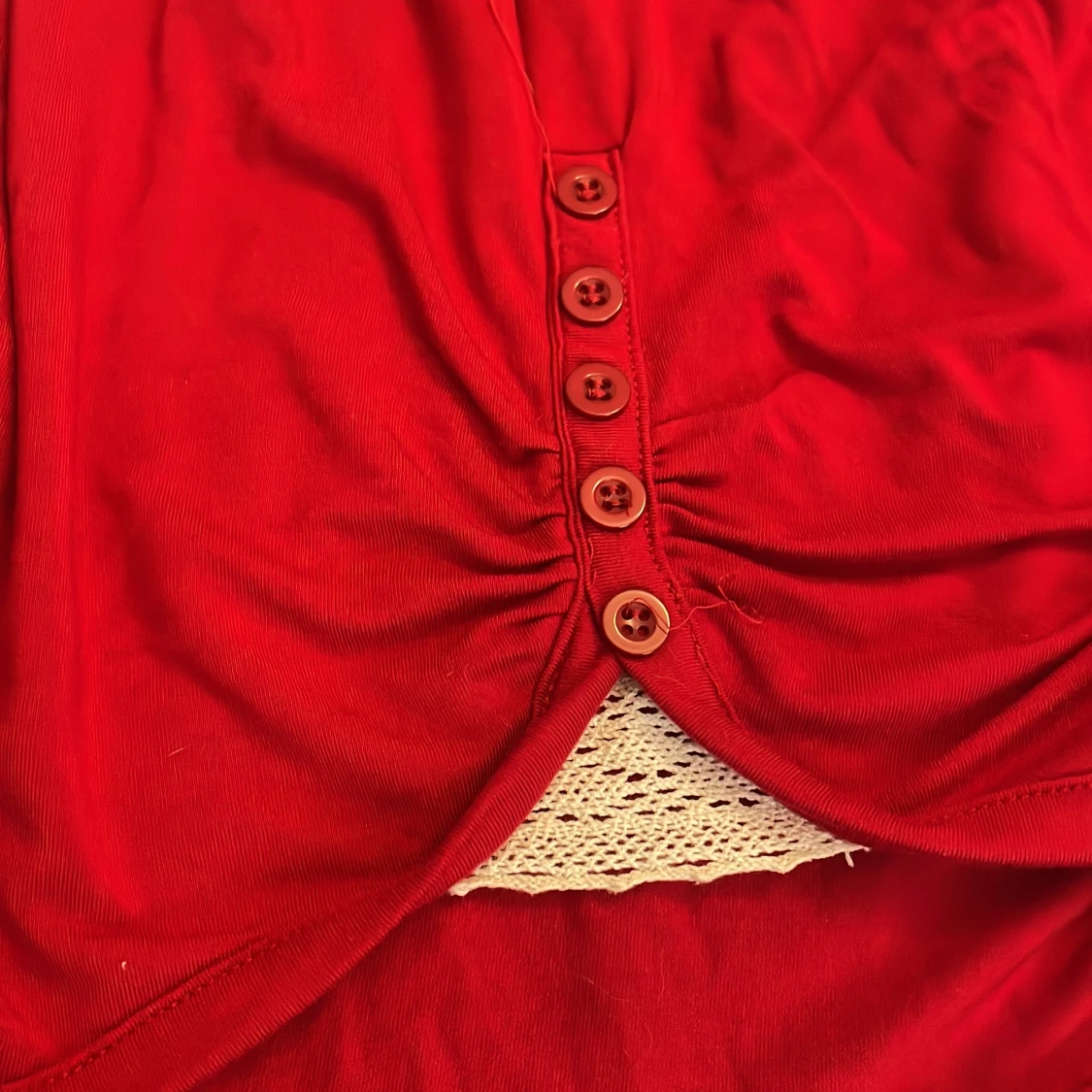 Röd långärmad topp med spetsdetalj - 4