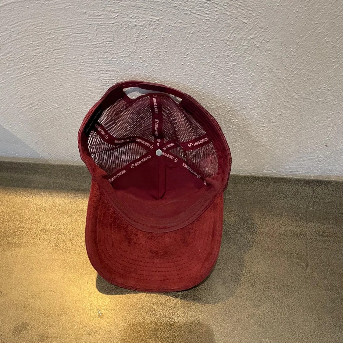 Vinröd keps med svartvitt tryck - 2