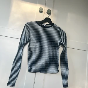 Randig långärmad tröja från Subdued - Säljer en svartvit randig långärmad tröja från Subdued. Tröjan har en klassisk rund halsringning och är i mjuk bomull. Perfekt till jeans eller kjol för en enkel och stilren look.