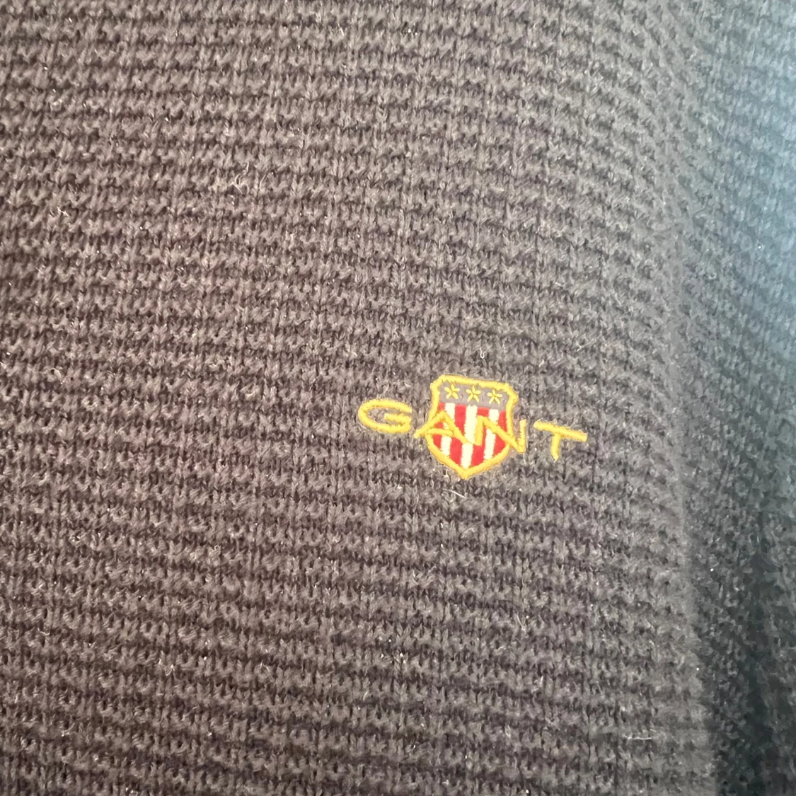 Svart stickad tröja med dragkedja från Gant - 2