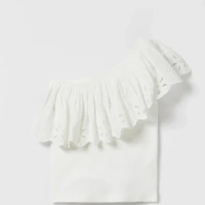 Vit oneshoulder topp med volang från Zara - Säljer den populära volang toppen från Zara🌸använd fåtal gånger💞Inga fläckar eller defekter💗strl 152 cm men passar xxs-s💞pris kan diskuteras 🌸