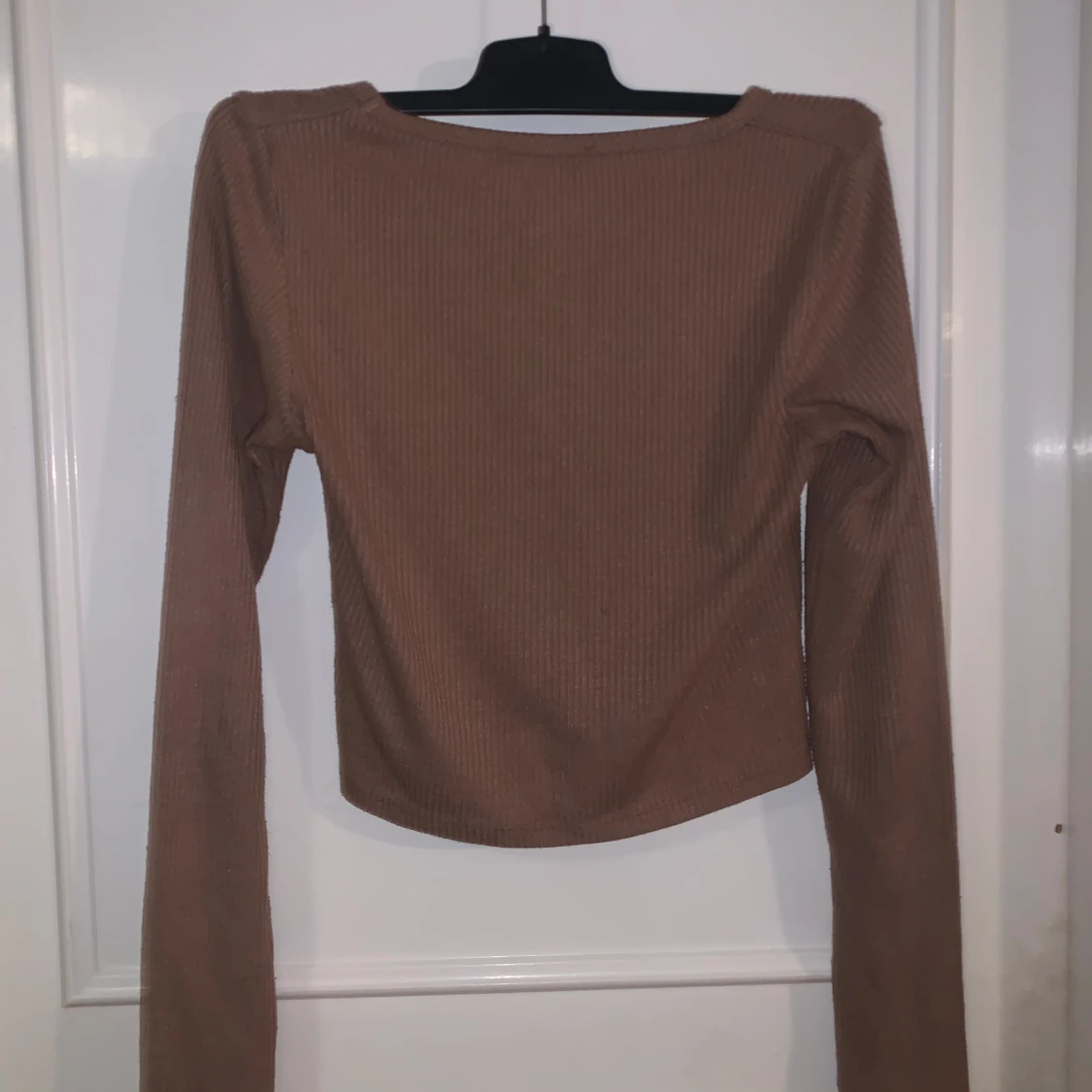 Brun ribbad croppad långärmad topp från FB Sister - 1