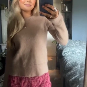 By Meline Birger tröja  -  Säljer min By Meline Birger tröja i färgen rosa. 💘Skör i materialet så måste tvättas på ett försiktigt sätt. 