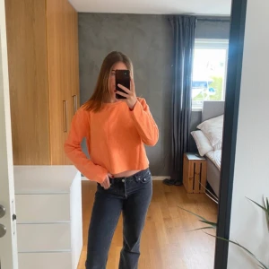 Orange lite croppad stickad tröja från Zara - Säljer en orange, lite croppad stickad tröja från Zara. Tröjan har rund halsringning, långa ärmar och en lite croppad modell, men absolut inte för kort. Super skön men tyvärr aldrig använd, ingen lapp kvar. Storlek L men sitter som en S/M. Nypris 399kr