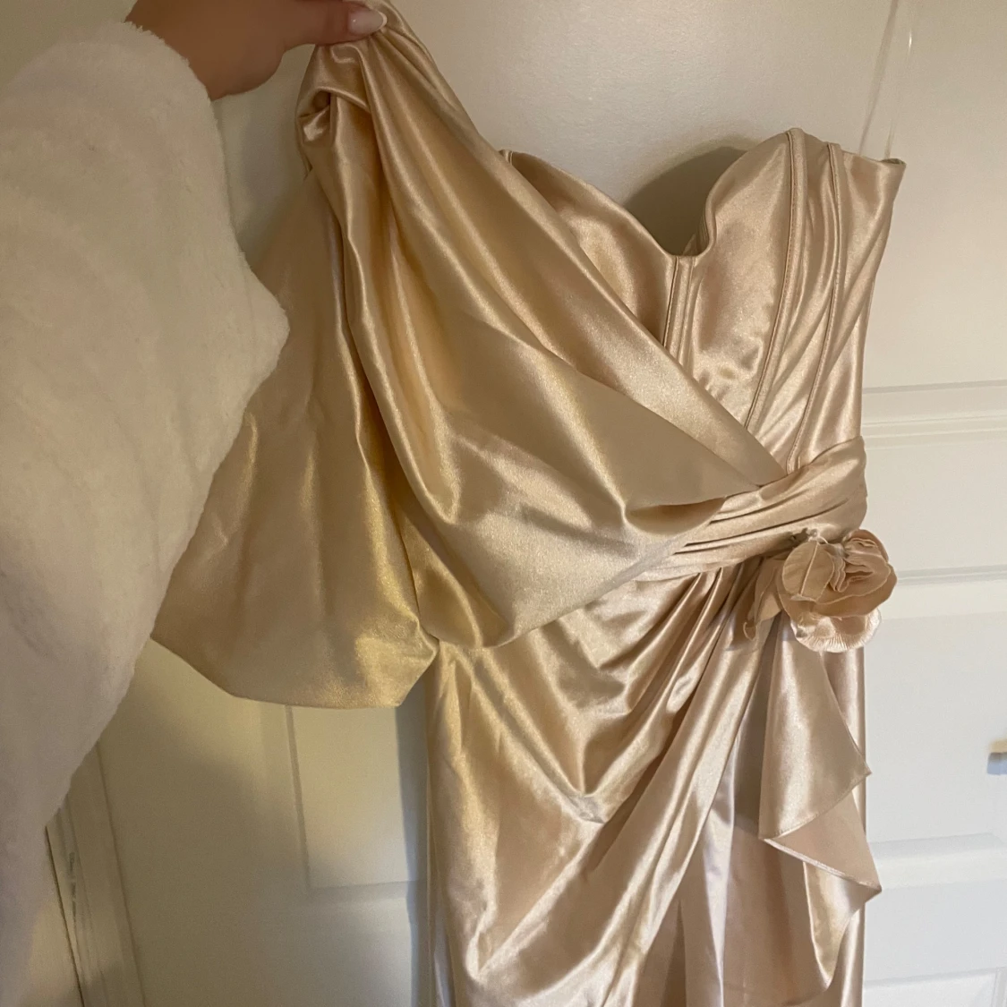 Champangefärgad satinklänning - 3