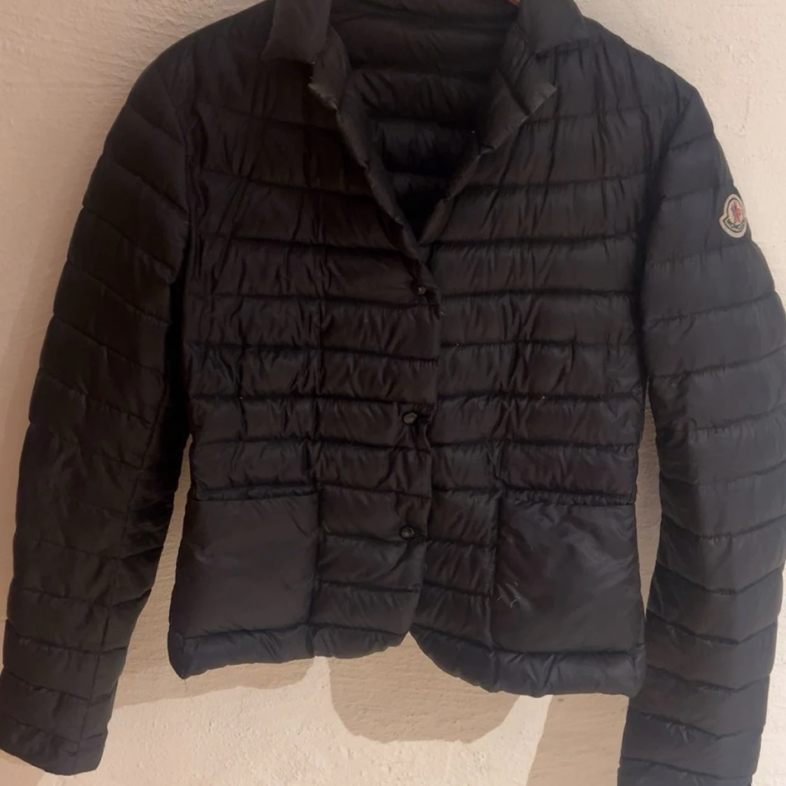 Svart dunjacka från Moncler