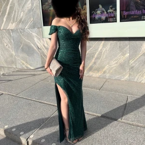 Dressroom linne balklänning  - Säljer den här sjukt snygga balklänningen från dressroom linne värt 4500 kr. Klänningen är sytt in så att den ska passa precis som en storlek 32❤️ enbart bärt klänningen en gång!
